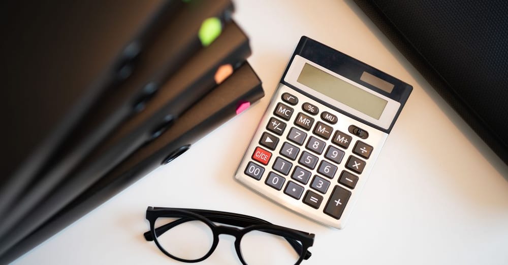 QuickBooks Online vs FreshBooks väikeettevõttele Eestis 2026